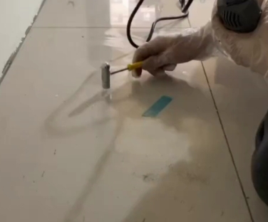 黄龙瓷砖开裂维修公司专业分享瓷砖在铺贴前如果没有沥干水分，将会导致以下问题